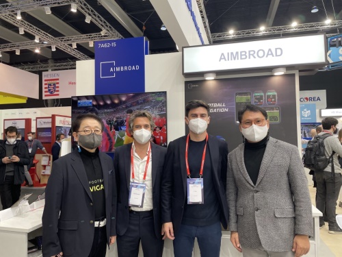 MWC 2022 에임브로드 전시관에서 미팅을 마친 후 기념촬영 중인 에임브로드와 스피드업 스페인Inc, 라리가 관계자들. [사진=에임브로드 제공]