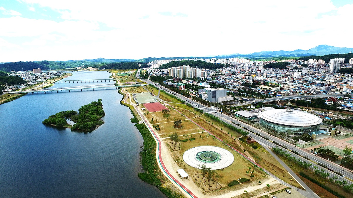 낙동강과 어우러진 안동 시가지 전경 (안동시 제공)