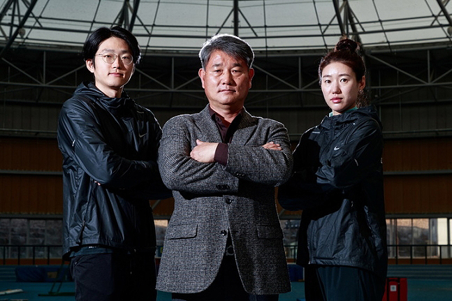 예천군청 육상선수단. 사진 왼쪽부터 윤대욱 선수, 최인해 감독, 김규나 선수. (예천군 제공)
