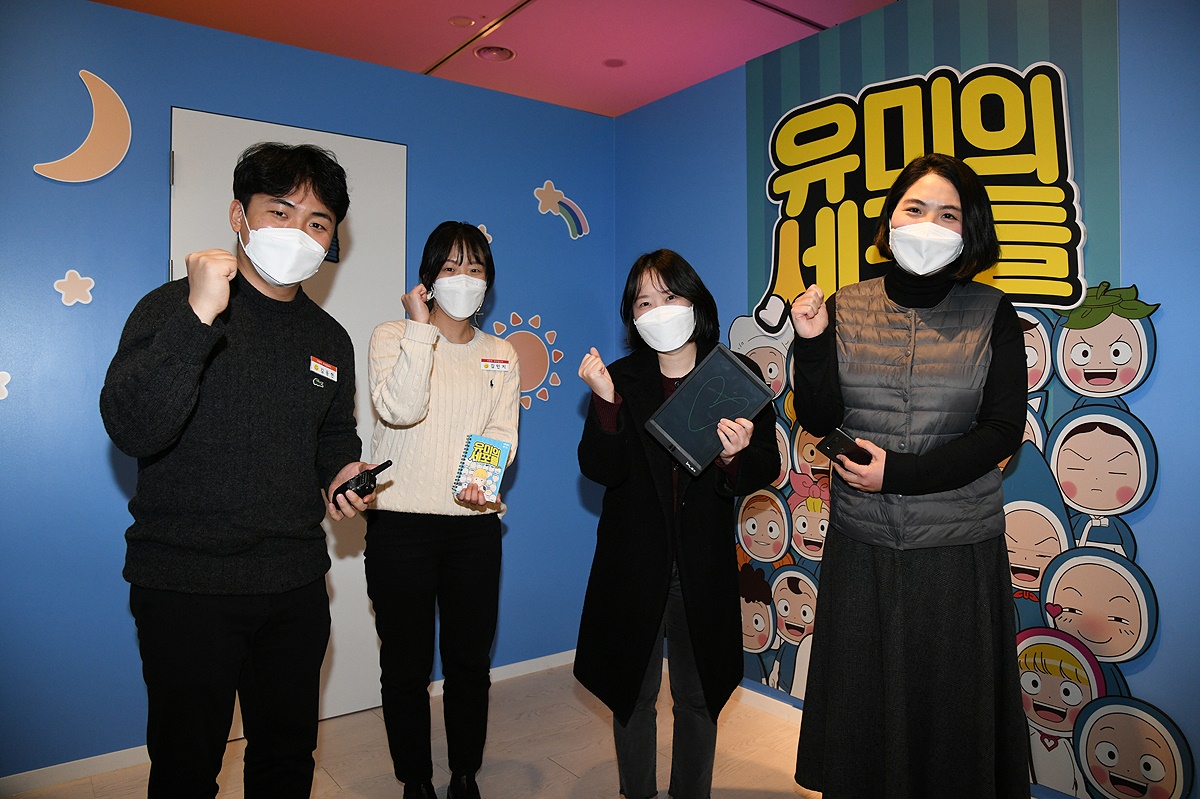 영주시  새내기  공무원들이 웹툰방탈출테마파크를  체험하고 있다(영주시 제공)