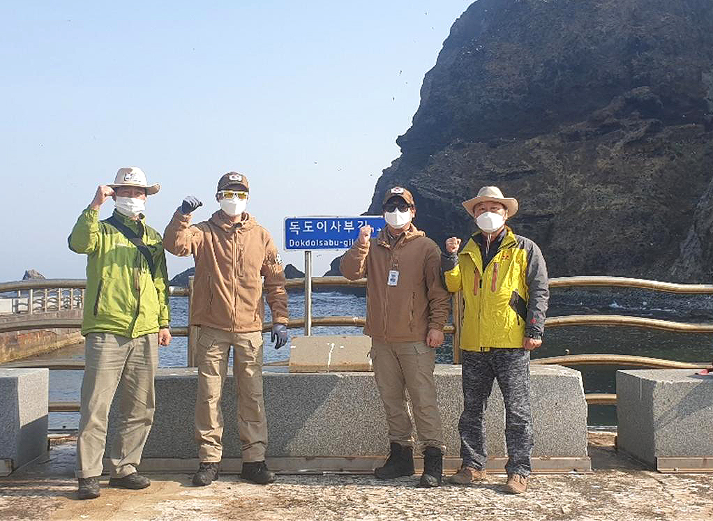 지난 9일  새롭게 제작한 근무복을 입고 독도 현지근무에 들어간  울릉군 독도관리사무소 직원들이 파이팅을 하고 있다.(울릉군 제공)
