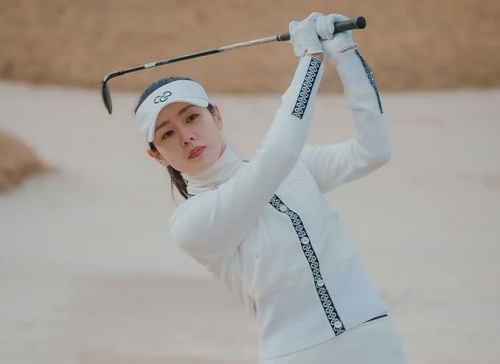 손예진이 드라마 '서른, 아홉'에서 입고 연기한  맥케이슨.