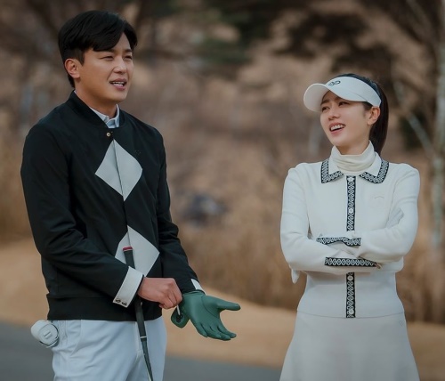 연우진과 손예진이 드라마 '서른 아홉'에서 골프장 데이트를 즐기고 있다. [사진=서른, 아홉]