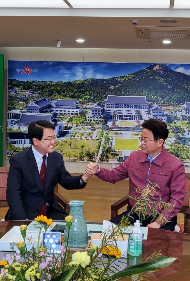 김하수 경북도의회 행정보건복지위원장이 21일 도의회에 사직서를 제출한 뒤 이철우 경북지사와 면담을 하고 있다.[김하수 경북도의원 제공]