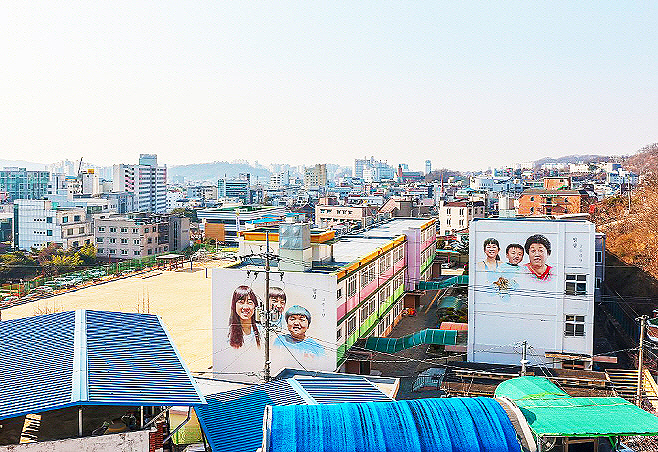 어귀 동부초 벽면에서 푸근하고 따뜻한 ‘복덩이 할머니’ 가족 벽화가 미소로 관광객을 맞이하고 있다.(안동시제공)