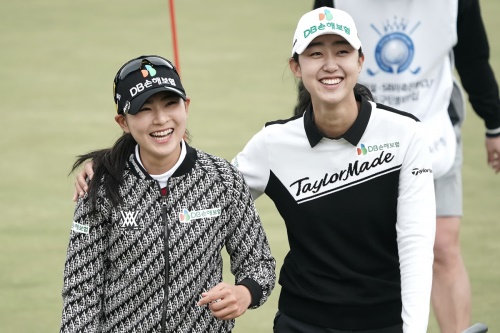 1위로 8강에 오른 DB손해보험의 이지현3와 전우리(오른쪽). [사진=크라우닝 제공]
