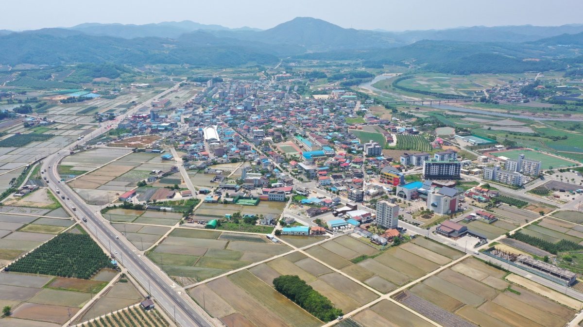 전선지중화사업 진행을 앞두고 있는 청송군 진보면 소재지 전경.[청송군 제공]