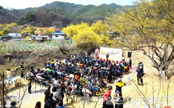 봉화군 봉성면 띠띠물마을의 새봄맞이 시 낭송회가 지역문화행사로 자리매김하고 있다.(봉화군 제공)