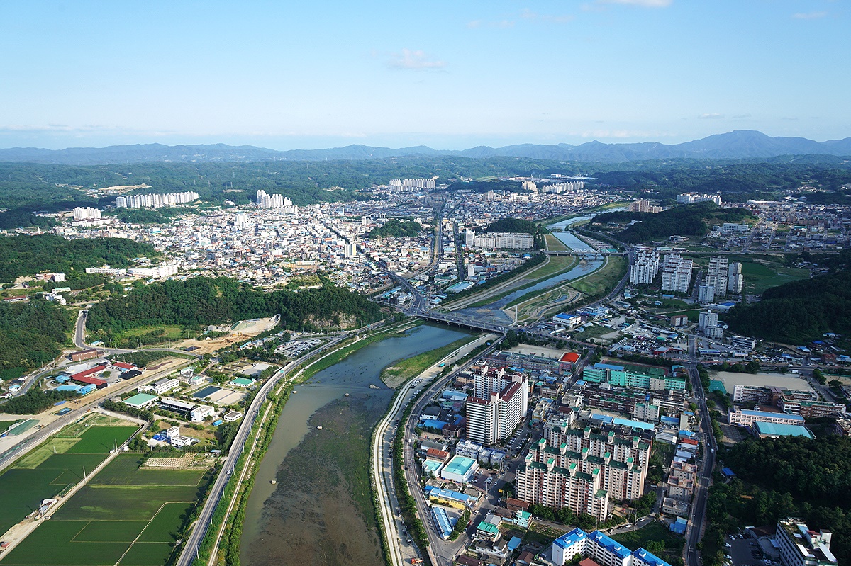 영주시가지를 관통하는 서천모습(영주시 제공)