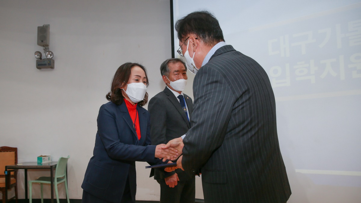 지난달 31일 대구가톨릭대 취·창업관에서 개최된 ‘DCU 입학지원단 발대식’에서 위촉된 입학지원관이 우동기 총장과 악수를 하고 있다.[대구가톨릭대 제공]