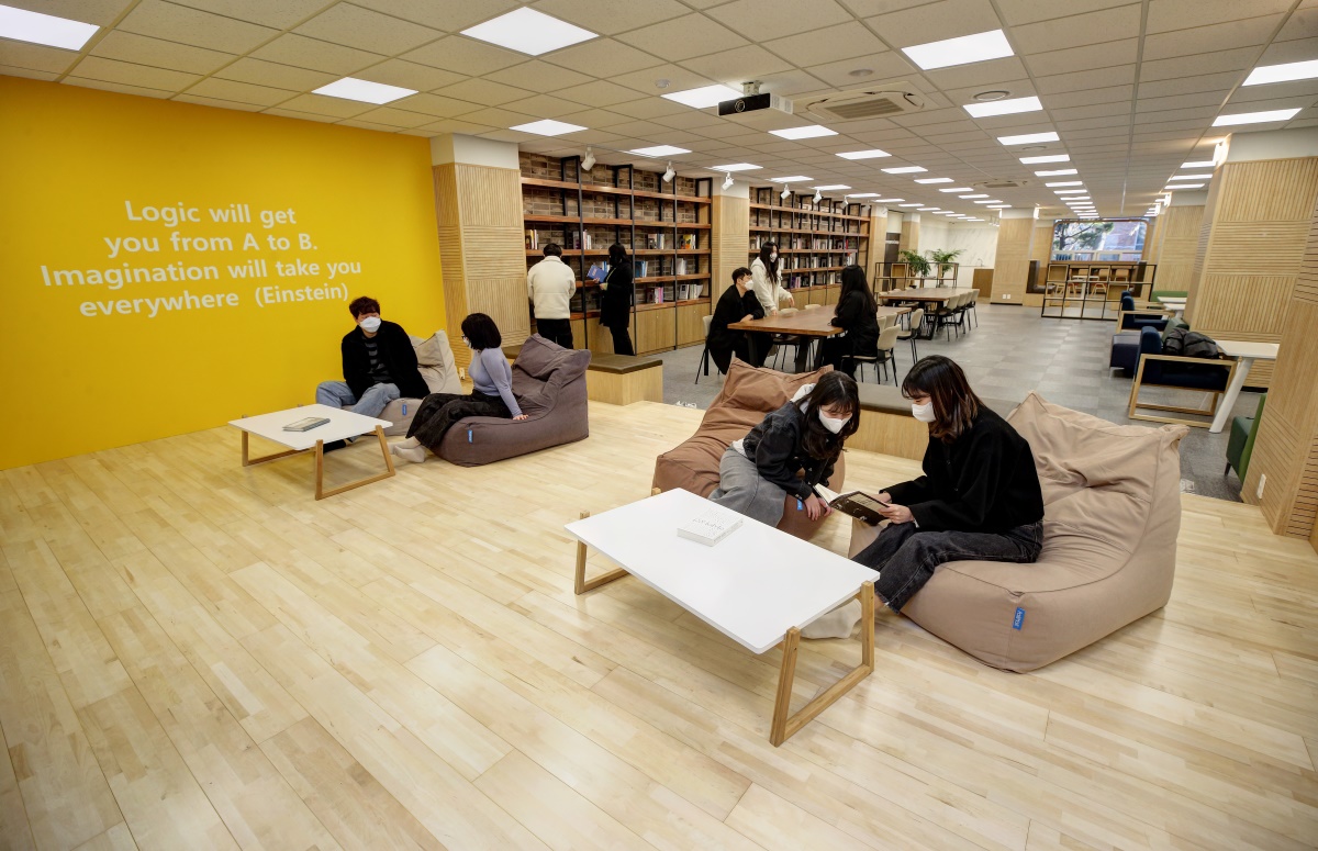 계명대가 성서캠퍼스 영암관에 창의융합인재 양성을 위한 '인문창의융합라운지'를 구축해 운영하고 있다.[계명대 제공]