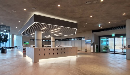간단한 캐비냇 라커룸이 로비에 있는 클럽하우스