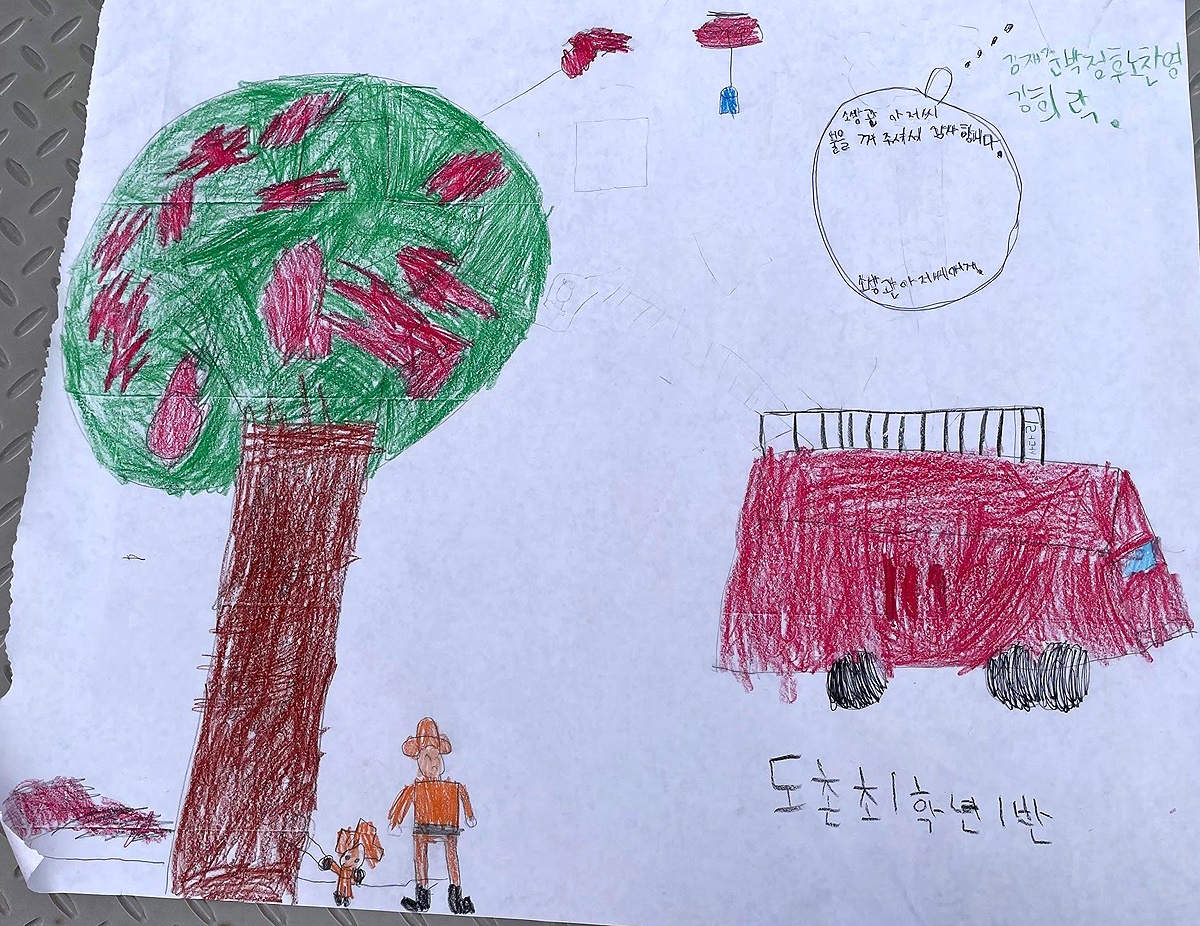 봉화 도촌 초등학교 학생들이 소방관들에 전달한 감사의 손그림(봉화군 제공)