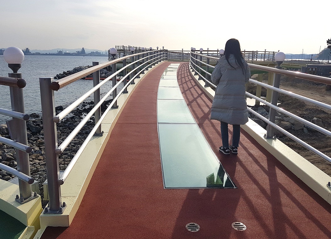 포항 여남지구 해상 스카이워크위를 걷고있다(포항시 제공)