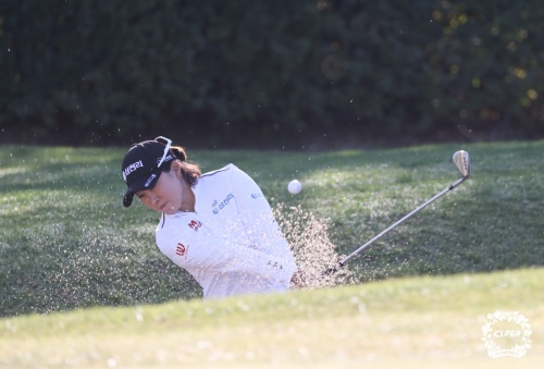 10번 홀에서 벙커샷을 날리고 있는 김해림. [사진=KLPGA]