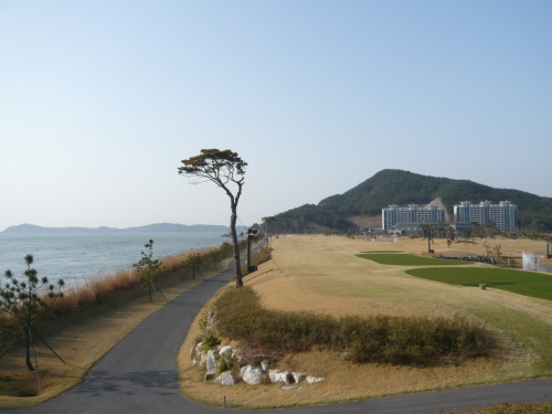 비치 9번 홀 옆으로는 서해바다다.