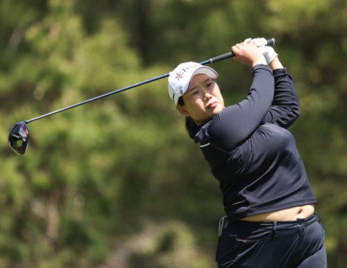 나희원이 롯데렌터카여자오픈 3라운드에서 티샷하고 있다. [사진=KLPGA]