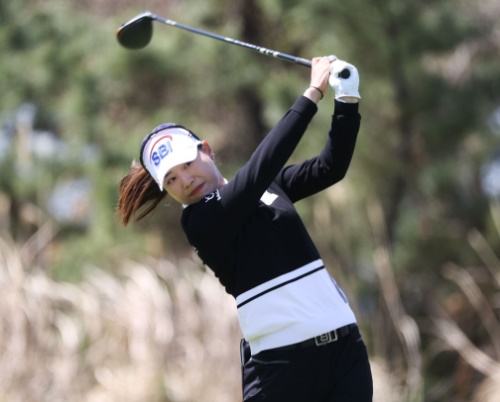 이소미는 롯데렌터카여자오픈 3라운드에서 티샷하고 있다. [사진=KLPGA]