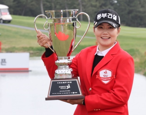 장수연이 롯데렌터카여자오픈에서 우승하고  트로피를 들어올렸다. [사진=KLPGA]