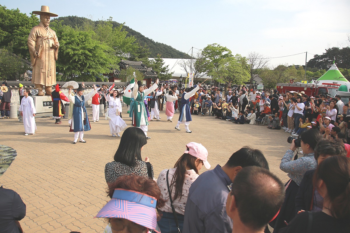 선비동상앞에서 국악한마당이 펼처지고 있다(영주시 제공)