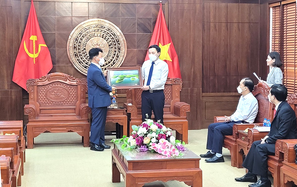 박근노(왼쪽)예천군 농정과장과  옌빈현 안황링 서기장이 상호 선물을 전달하고 있다(예천군 제공)