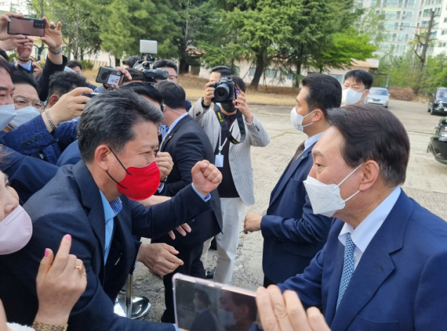 김장호 구미시장 예비후보(왼쪽)가 지난 11일 구미를 찾은 윤석열 대통령 당선인과 인사를 나누고 있다.[김장호 예비후보 선거캠프 제공]
