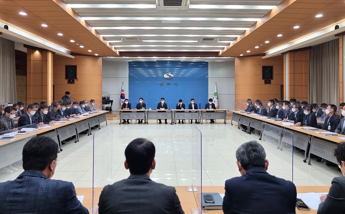 13일 정진환 상주시장 권한대행이 확대 간부회의를 주재하고  공백없는 행정과 선거중립을 지켜달라고 당부했다(상주시 제공)