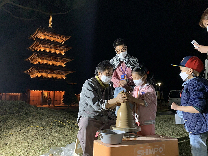 직지골 야행에 참여한 한 어린이가 부모와 함께 사명대사공원에서 도자기 만들기 체험을하고 있다(김천시 제공)
