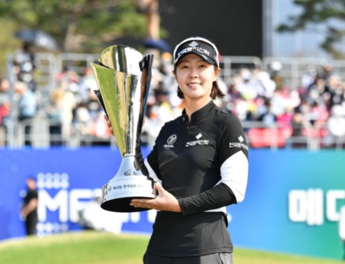 박지영이 메디힐.한국일보 챔피언십에서 트로피를 들어올렸다. [사진=KLPGA]