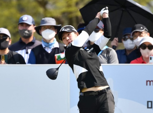 박지영이 갤러리가 지켜보는 가운데 17번 홀 티샷을 하고 있다. [사진=KLPGA]