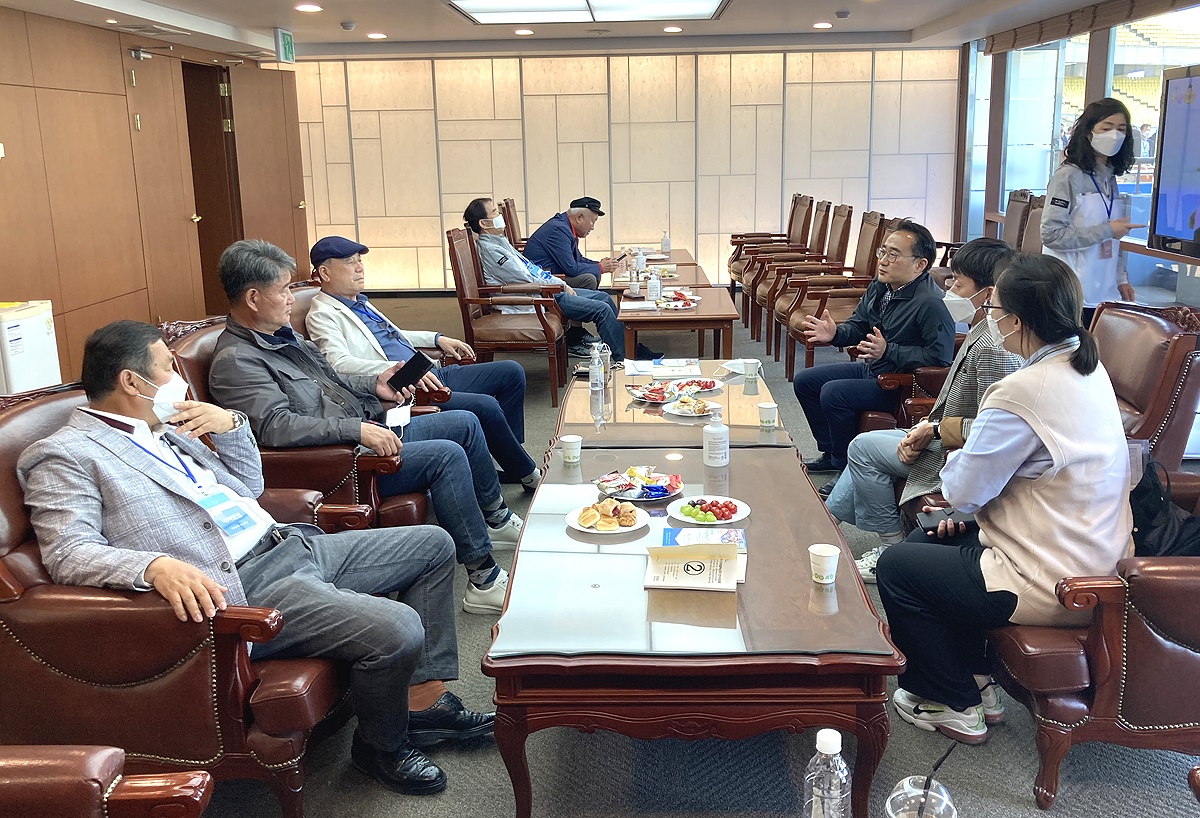 예천 아시아U20육상경기선수권대회 조직위원회가 대구에서 열리는 육상대회를 방문해 대한육상연맹 관계자들과 업무협의를 하고 있다. (에천군 제공)