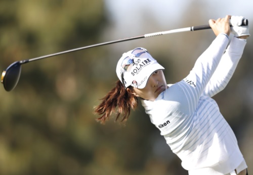 고진영이 LA오픈 둘째날 7타를 줄이면서 공동 선두로 마쳤다. [사진=LPGA]