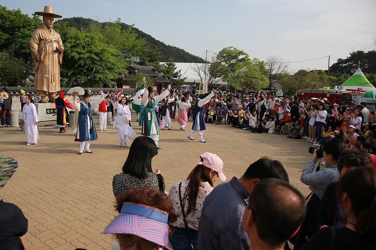선비동상 앞에서 열린 선비문화축제 공연에 구경꾼들이 즐거워 하고 있다