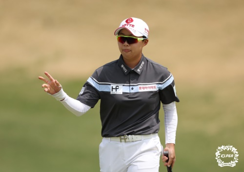 1번 홀에서 버디를 잡고 갤러리에게 손 인사를 하고 있는 김효주. [사진=KLPGA]