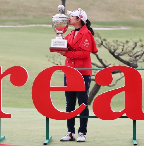 김아림이 크리스F&C 제44회 KLPGA 챔피언십에서 빨간 재킷을 입고 트로피에 입을 맞췄다. [사진=KLPGA]