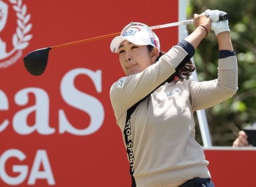 김아림이 크리스F&C 제44회 KLPGA챔피언십 마지막날 5번홀에서 티샷하고 있다.  [사진=KLPGA]