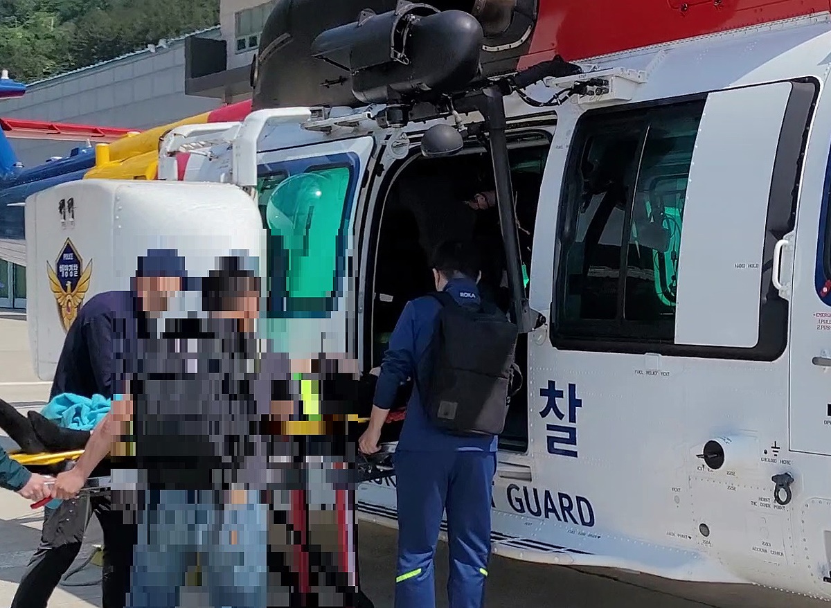 동해해경청이 울릉도20대 응급환자를 헬기로 긴급 이송했다(동해해경청 제공)