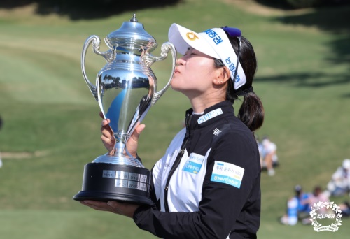 우승 트로피에 입맞추는 박민지. [사진=KLPGA]