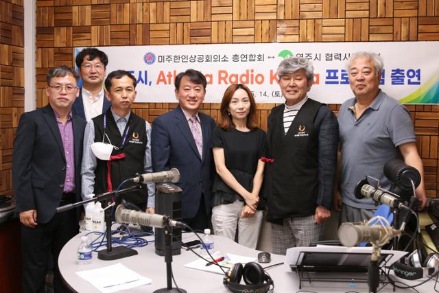 영주시 관계자가  애틀랜타 현지 라디오 방송에 출연해 이주촌 조성사업을 설명한 후 방송 관계자들과 기념사진을 찍고 있다.( 영주시 제공)