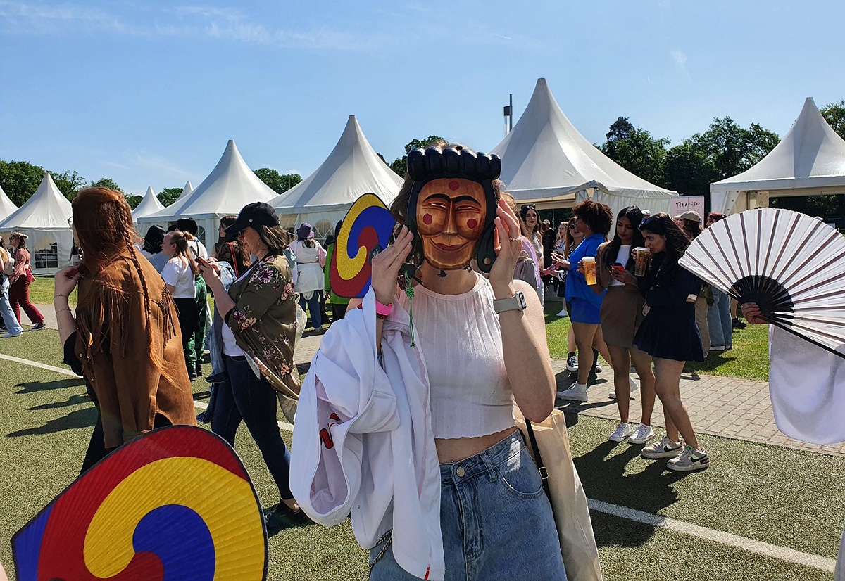 하회탈을 쓴 외국인이 신기한듯 포즈를 취하고 있다(안동시 제공)