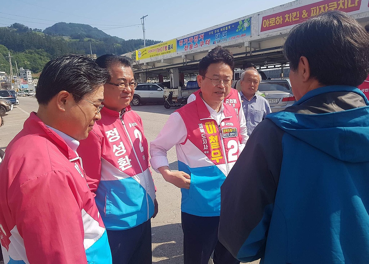 이철우 경북도지사 후보가 울릉군을 방문해 저동항에서 주민들과 소통하고 있다(후보 사무실 제공)