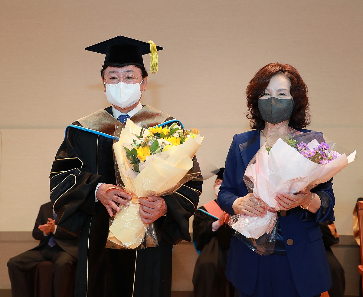 권영세 안동시장이 안동대 명예 경영학 박사학위를 수여받은후 부인과 함께 기념사진을 찍고 있다(안동시 제공)
