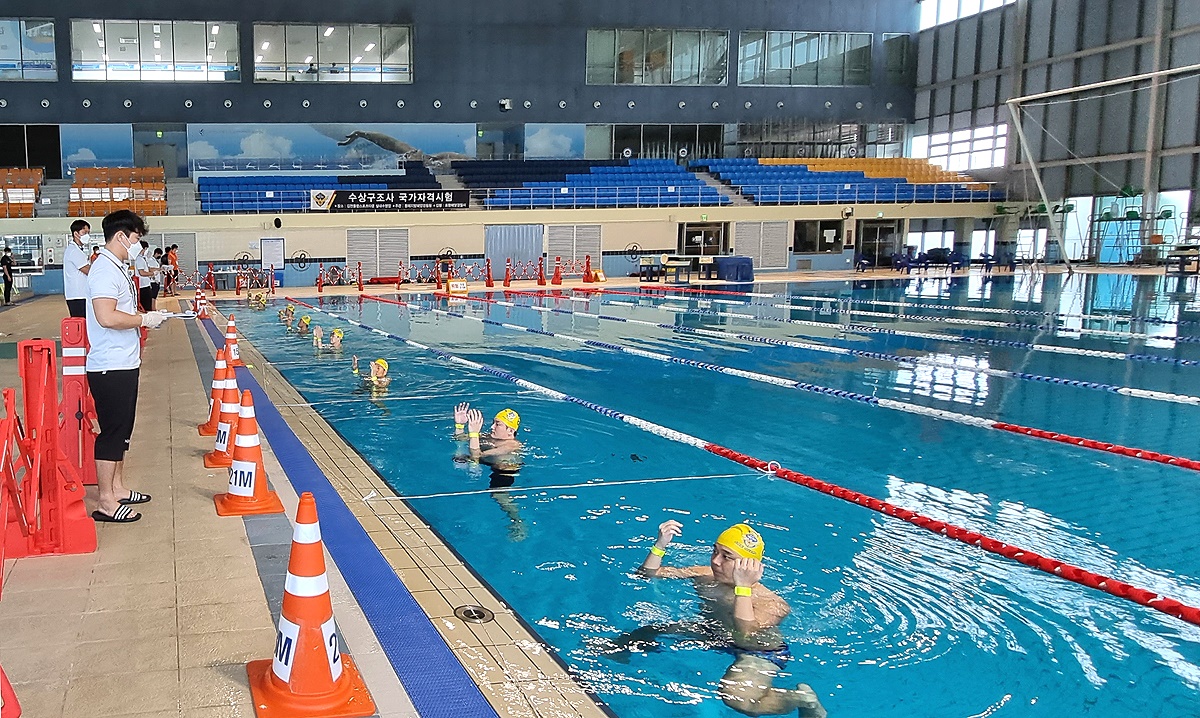 지난 해 실시한 수상구조사 국가자격시험 수영평가 모습(포항해경제공)