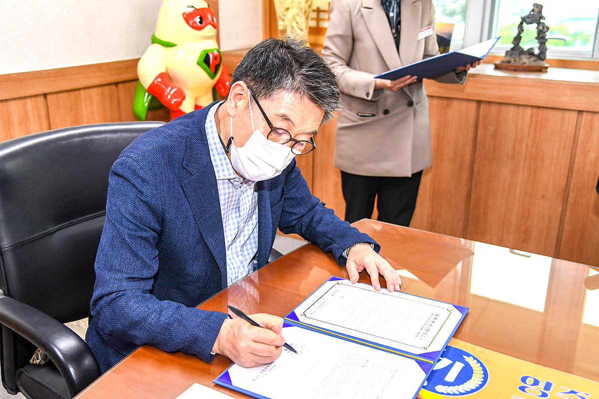 비대면으로 진행된 외국인 근로자 도입 양해각서에 장욱현 영주시장이 서명하고 있다(영주시 제공)
