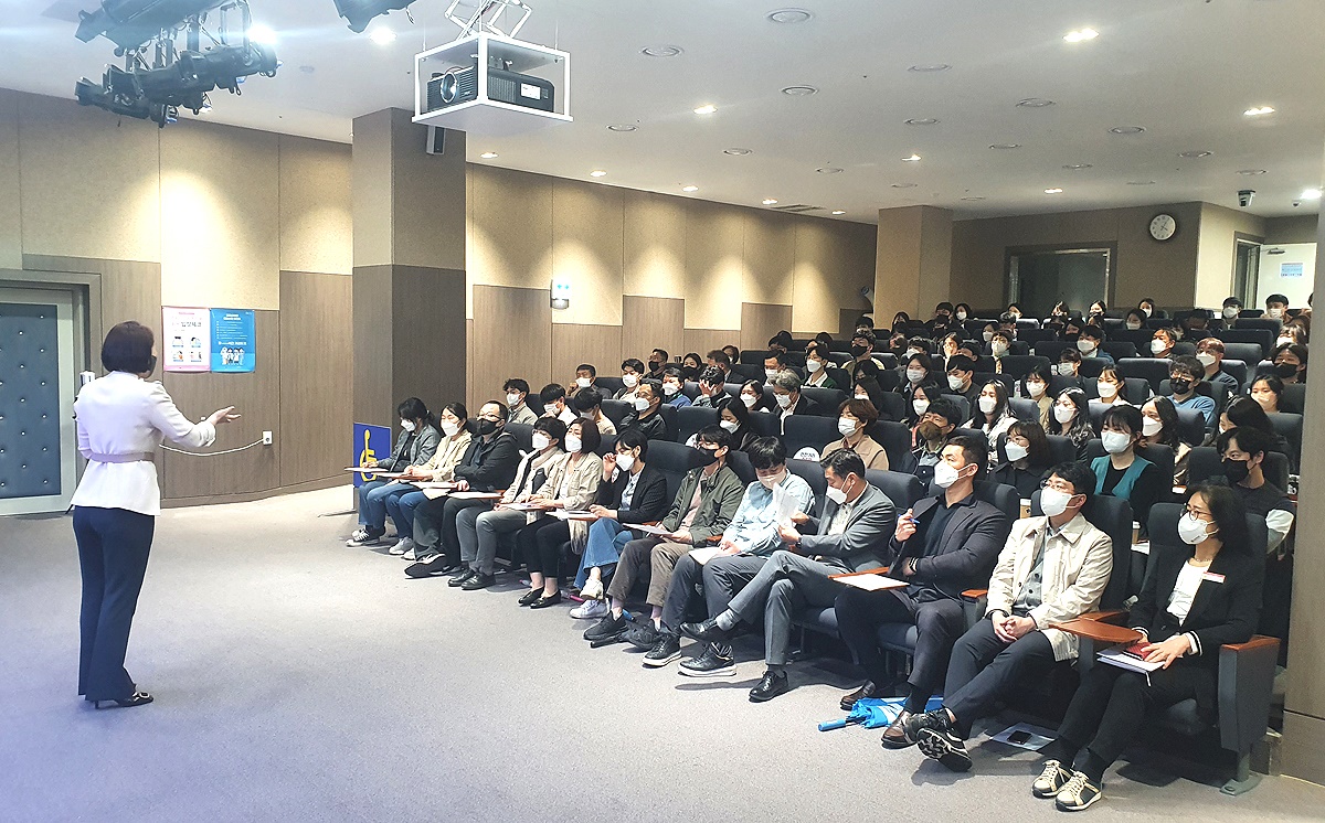 국민권익위원회 이용범 특별민원전문관이 악성·고질 특별민원대응기법을 특강하고 있다(영주시 제공)