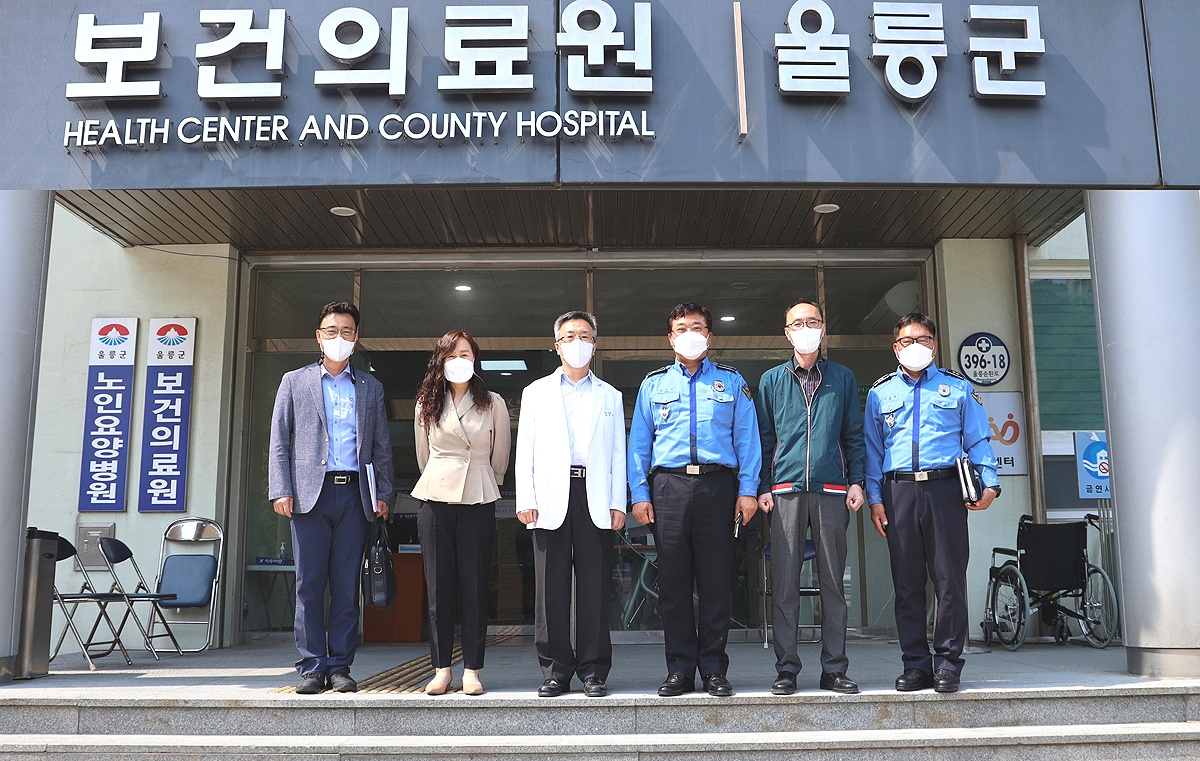 강성기(오른쪽 세번째) 동해해경청장이 울릉군 보건의료원을 방문해 응급환자 이송에관한 업무를 협의한뒤 김영헌 원장등  관계자들과 기념사진을 찍고 있다(동해해경청 제공)