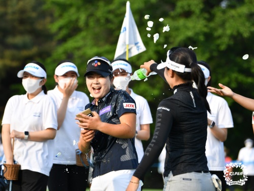 우승이 확정된 후 결승전 상대인 이예원으로부터 축하 세례를 받고 있는 홍정민. [사진=KLPGA]