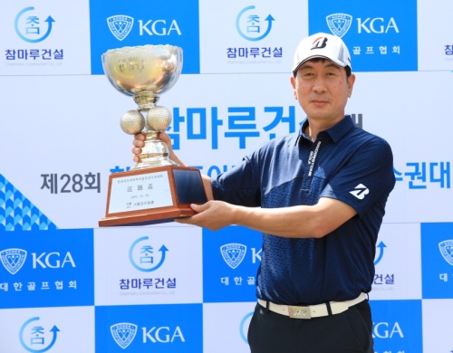 신철호씨가 26일 한국미드아마 선수권을 2연패했다. [사진=KGA]