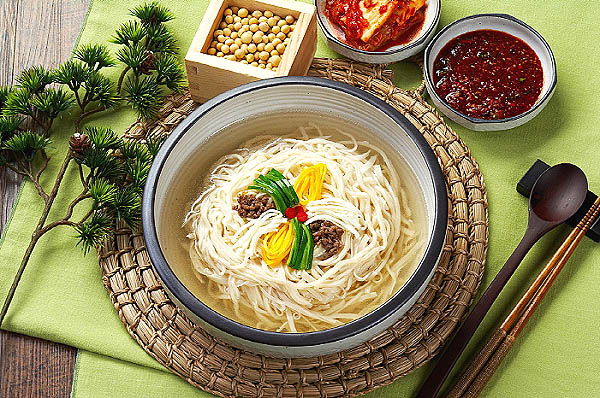 안동국시는 면 반죽에 콩가루를 섞고 홍두깨로 창호지 두께만큼 얇게 밀어내는 것이 특징이다. 건진국수와 누름국수 두 가지가 있다. (안동시 제공 )