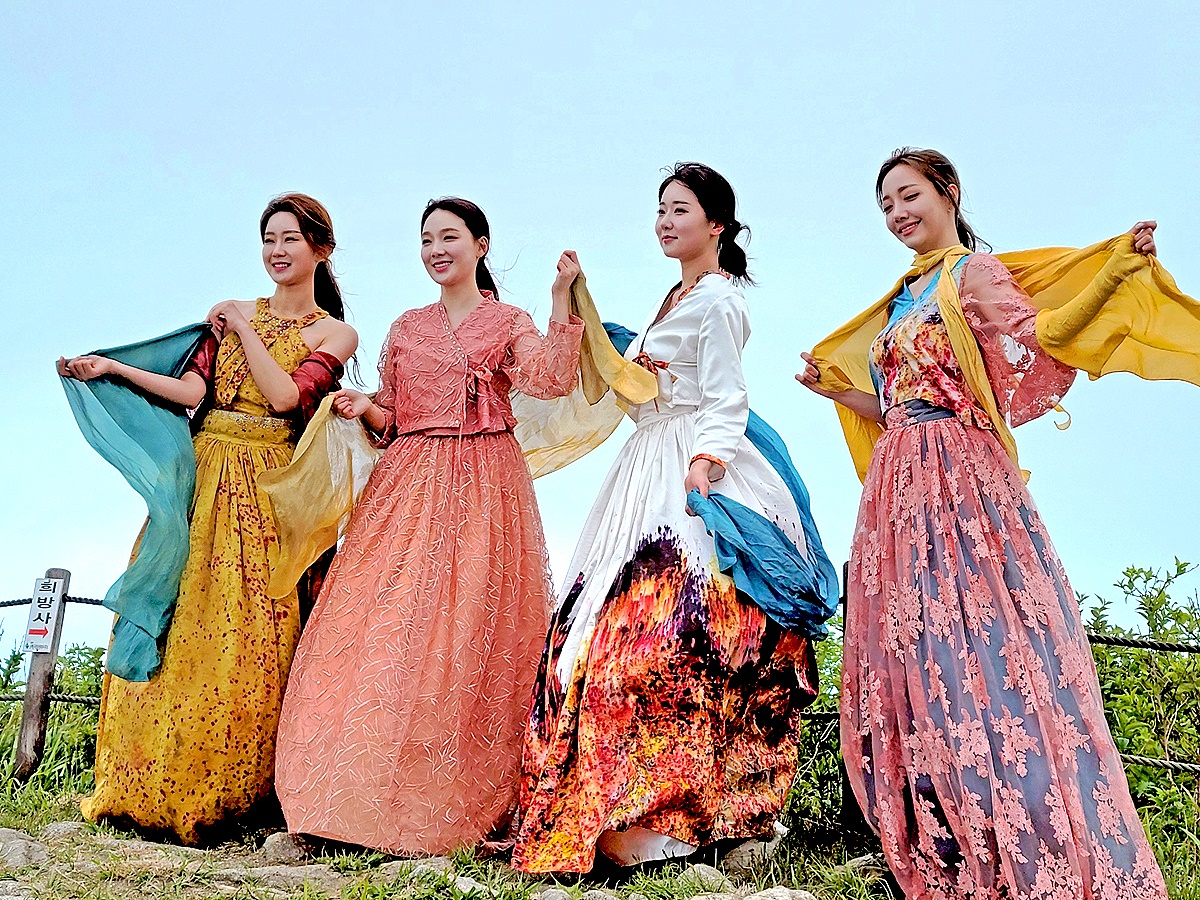 소백산 연화봉 정상에서 'K-Culture한복·풍기인견 홍보쇼'가 열리고 있다(영주시 제공)